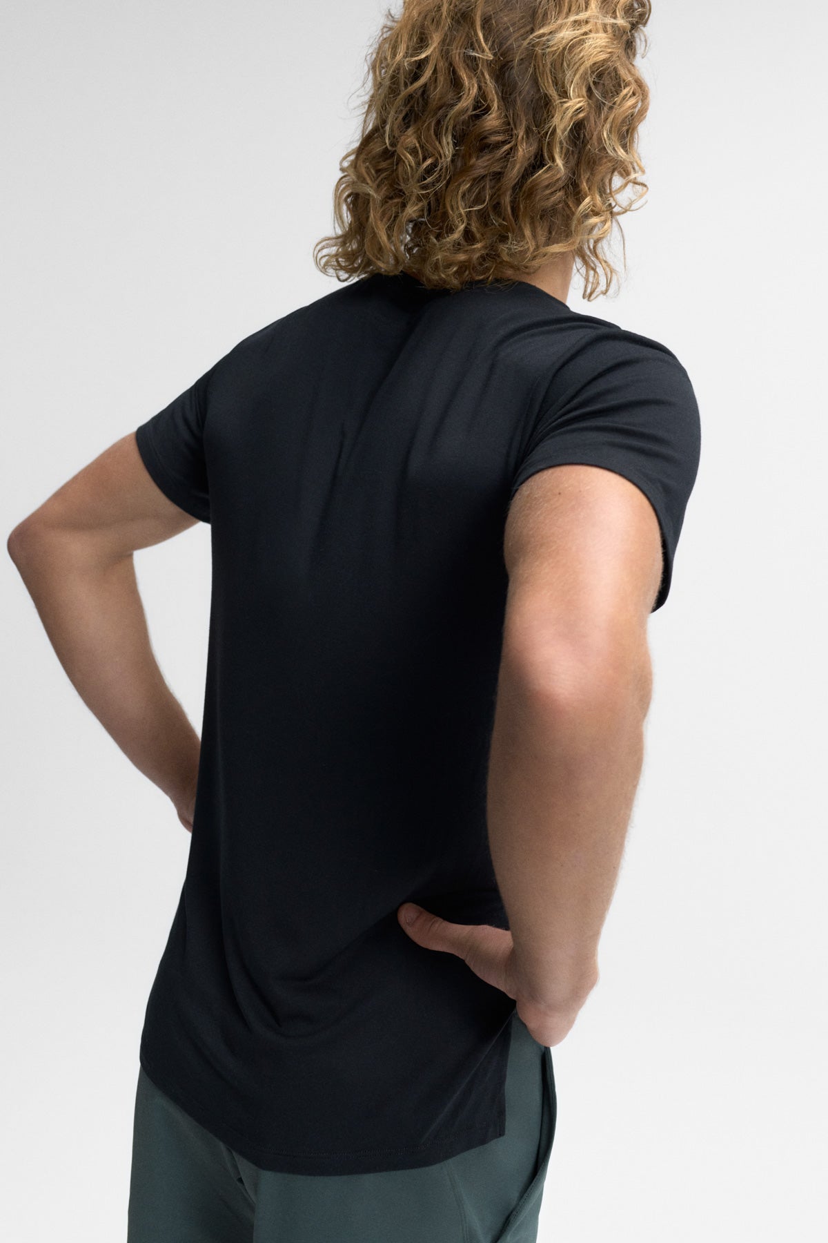 camiseta-ecoalf-amed-negra-micromodal-y-elastano-transpirable-hombre image 4