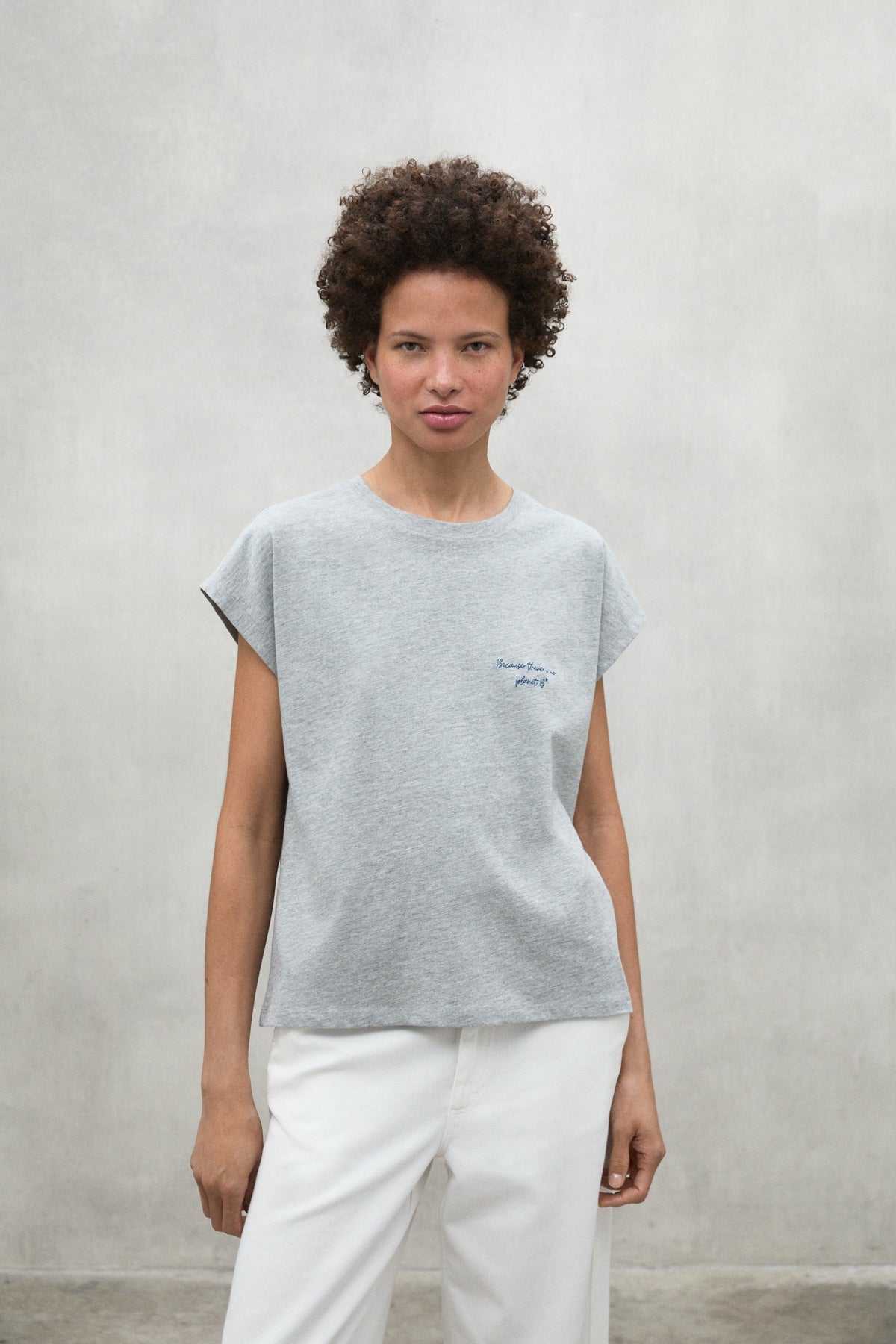 ecoalf-camiseta-namur-gris-claro-de-mujer-30-algod-n-reciclado-mensaje-because-t image 4