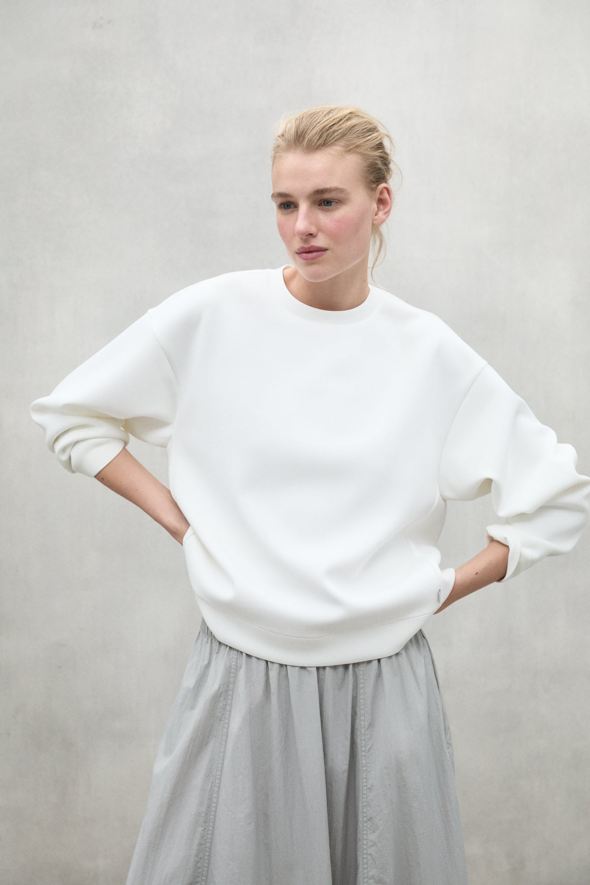 ecoalf-sudadera-valdivia-blanca-de-mujer-16-lenzing-ecovero-fit-holgado-vegana image 3