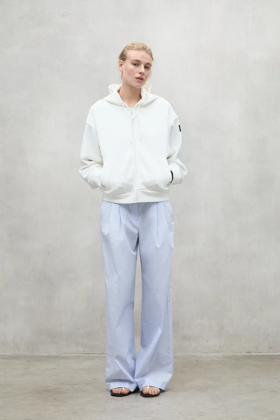 sudadera-con-capucha-ecoalf-arica-blanca-para-mujer-fit-holgado-16-lenzing-ecove image 1