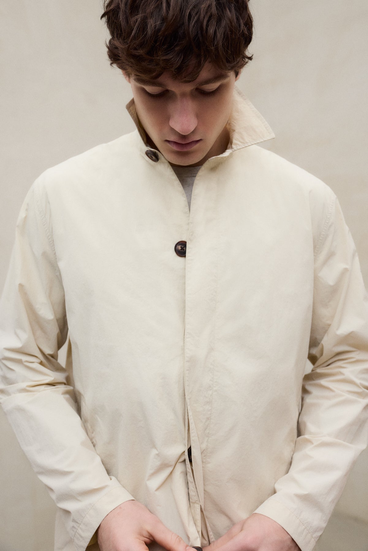 gabardina-ecoalf-vestal-packable-beige-para-hombre-poliamida-reciclada-repelente image 6