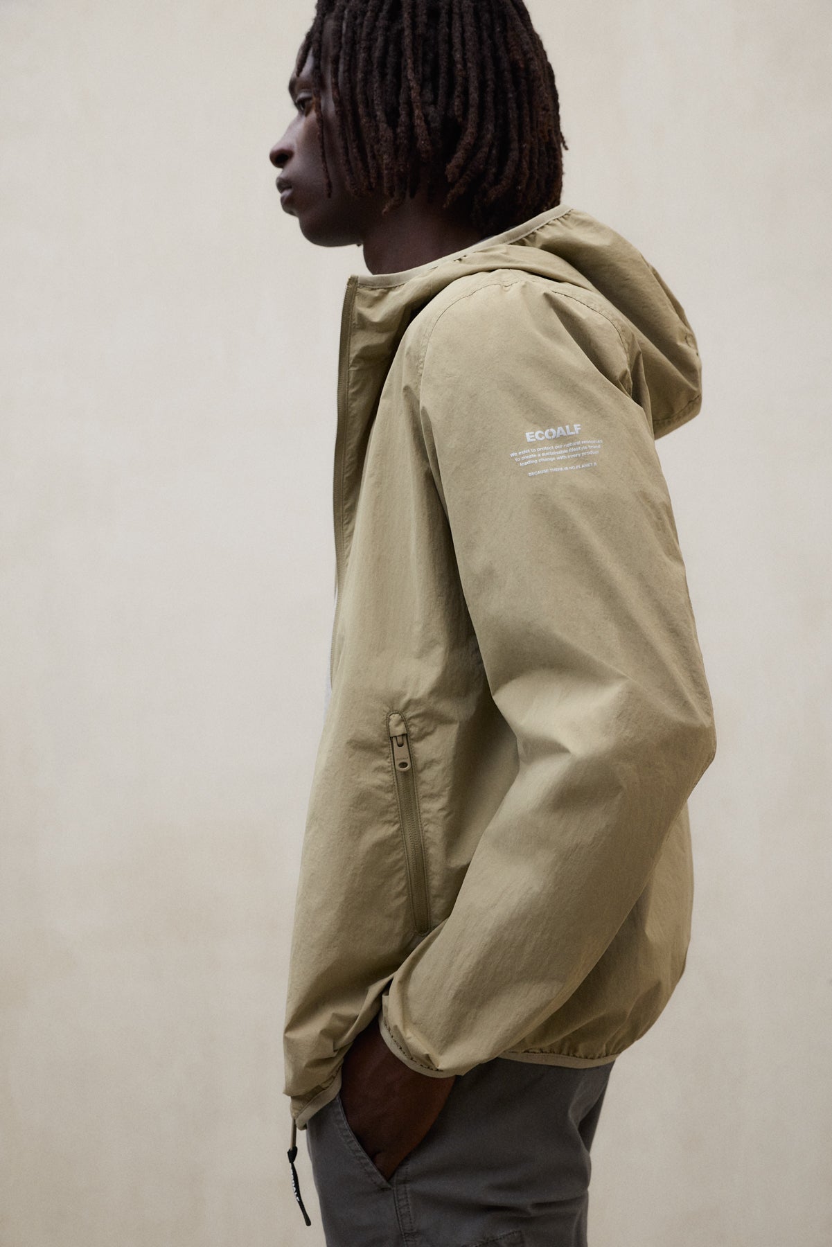 cazadora-ecoalf-eoli-plegable-de-poliamida-reciclada-beige-fit-regular image 5