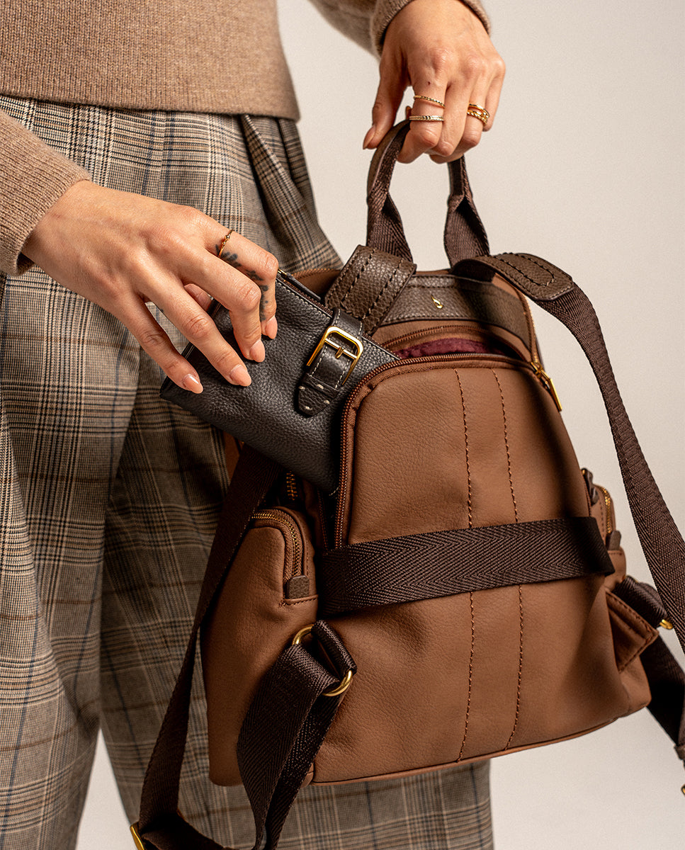 abbacino-mochila-materiales-reciclados-cognac-efecto-piel image 4