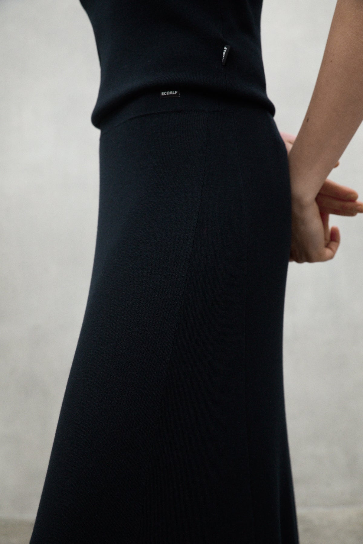 falda-ima-negra-ecoalf-70-tencel-lyocell-cintura-el-stica-vegana image 3