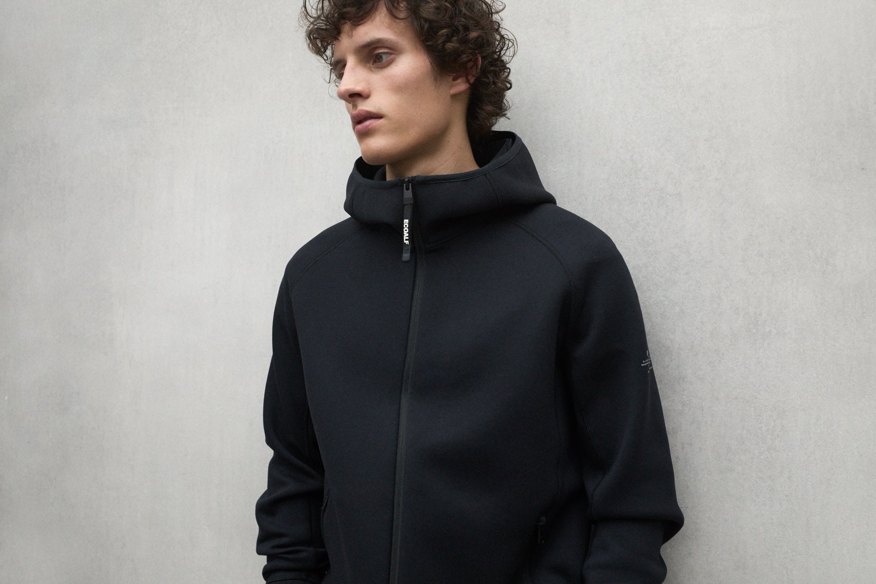 sudadera-dashen-de-ecoalf-para-hombre-negra-lenzing-ecovero-fit-regular-y-bolsil image 6