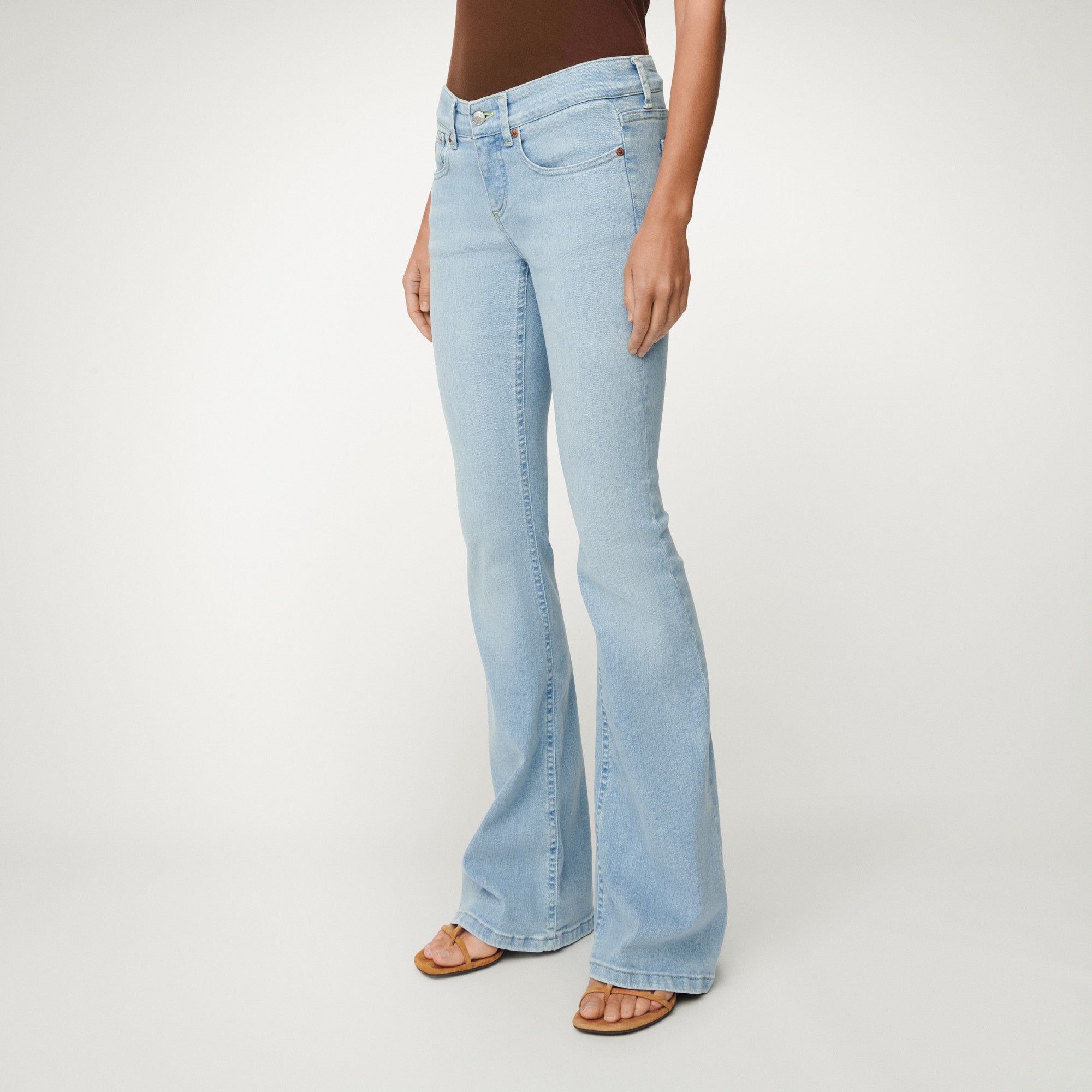 jeans-lois-beverly-21-tiro-bajo-y-pierna-flare-tejido-el-stico-colecci-n-bio-den image 2