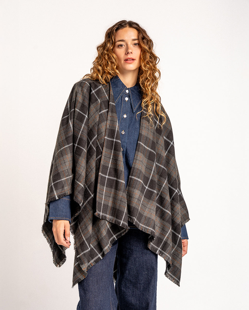 abbacino-poncho-cuadros-negro-tart-n-flecos image 1