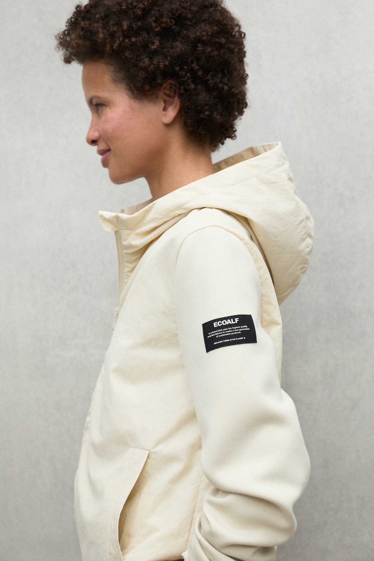 ecoalf-sudadera-nasca-beige-de-mujer-100-poliamida-reciclada-acolchada-con-capuc image 3