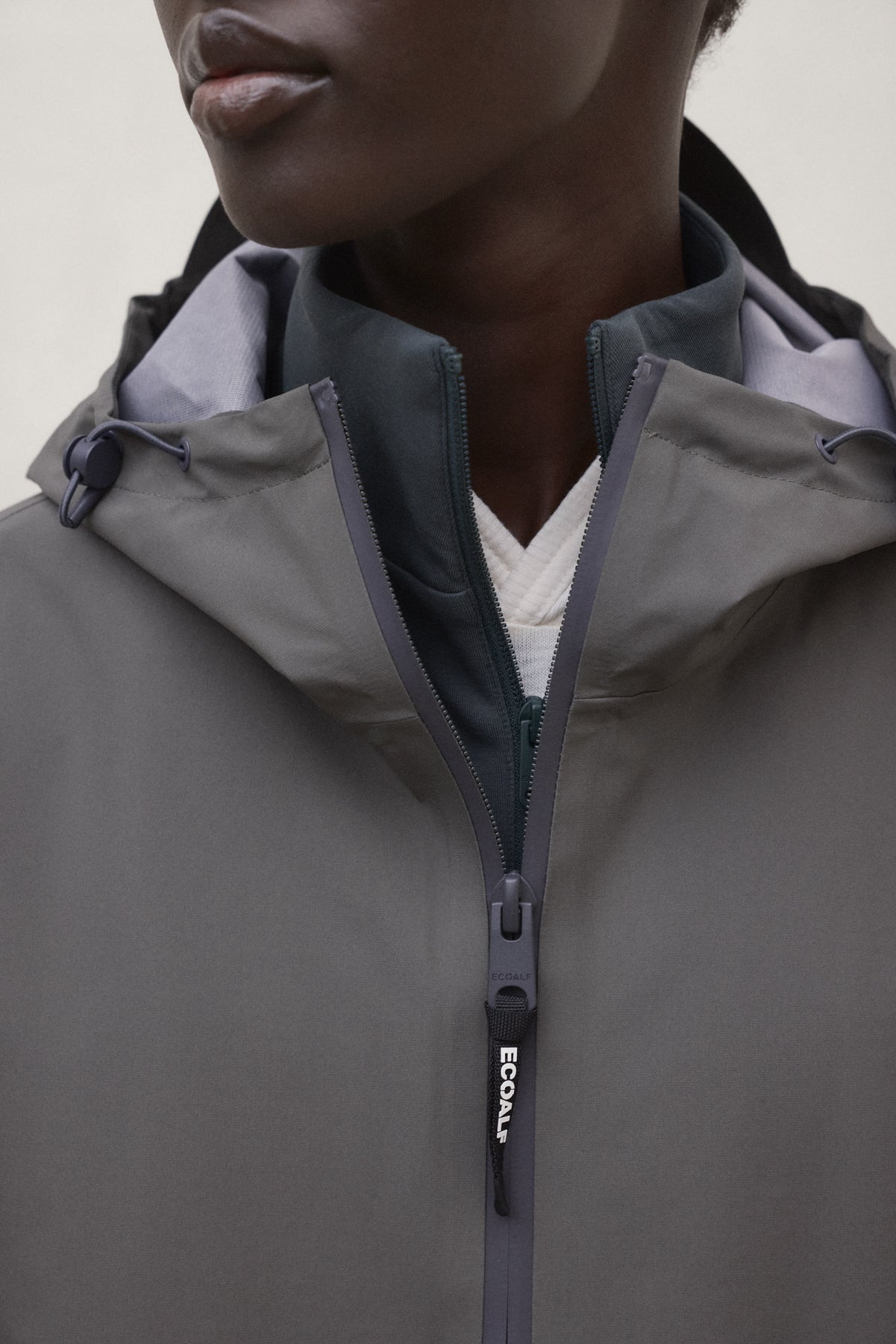 chaqueta-diluvio-khaki-de-mujer-ecoalf-impermeable-3k-transpirable-3k image 4