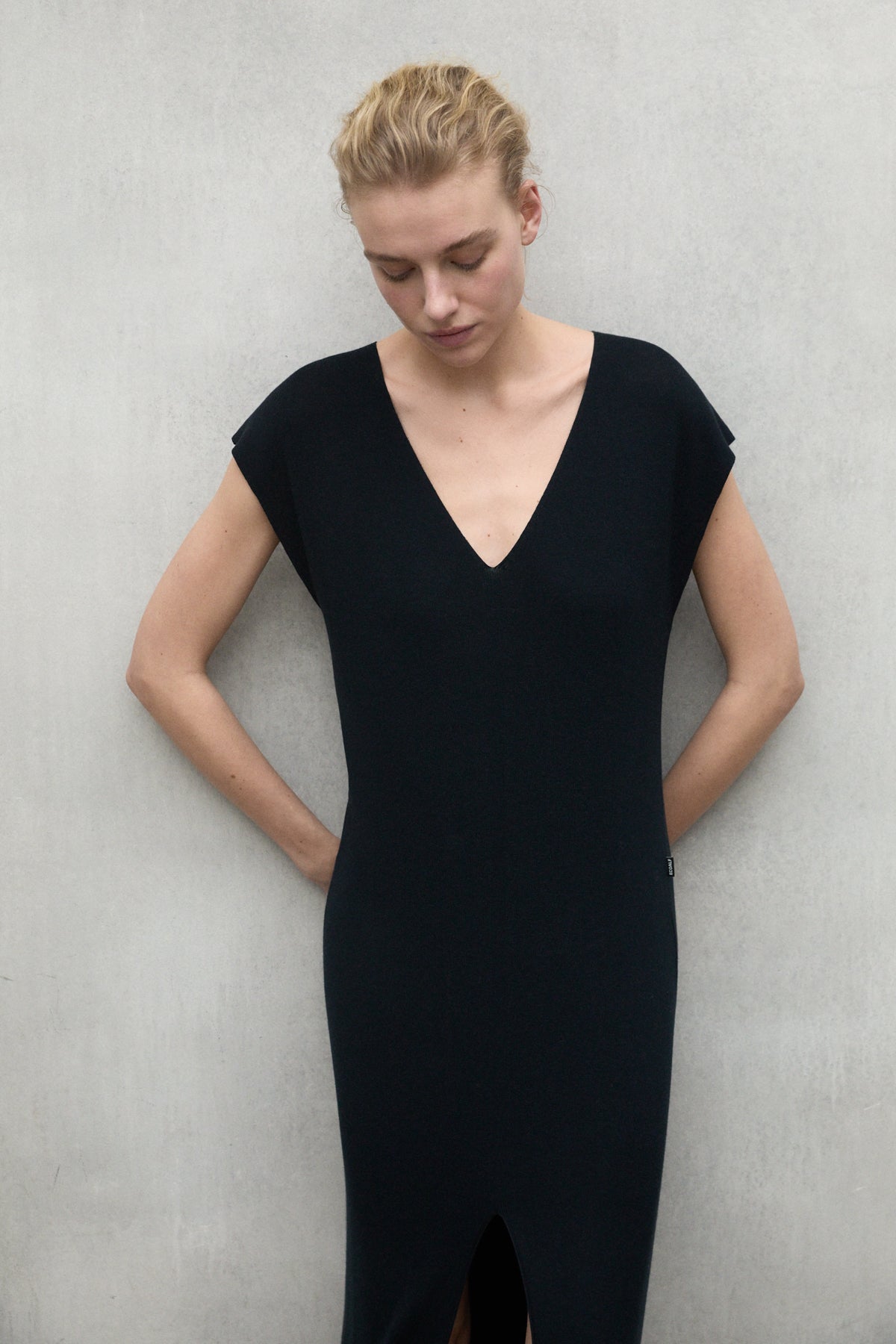 ecoalf-vestido-onyx-negro-tencel-lyocell-fit-holgado-y-cuello-en-v image 2