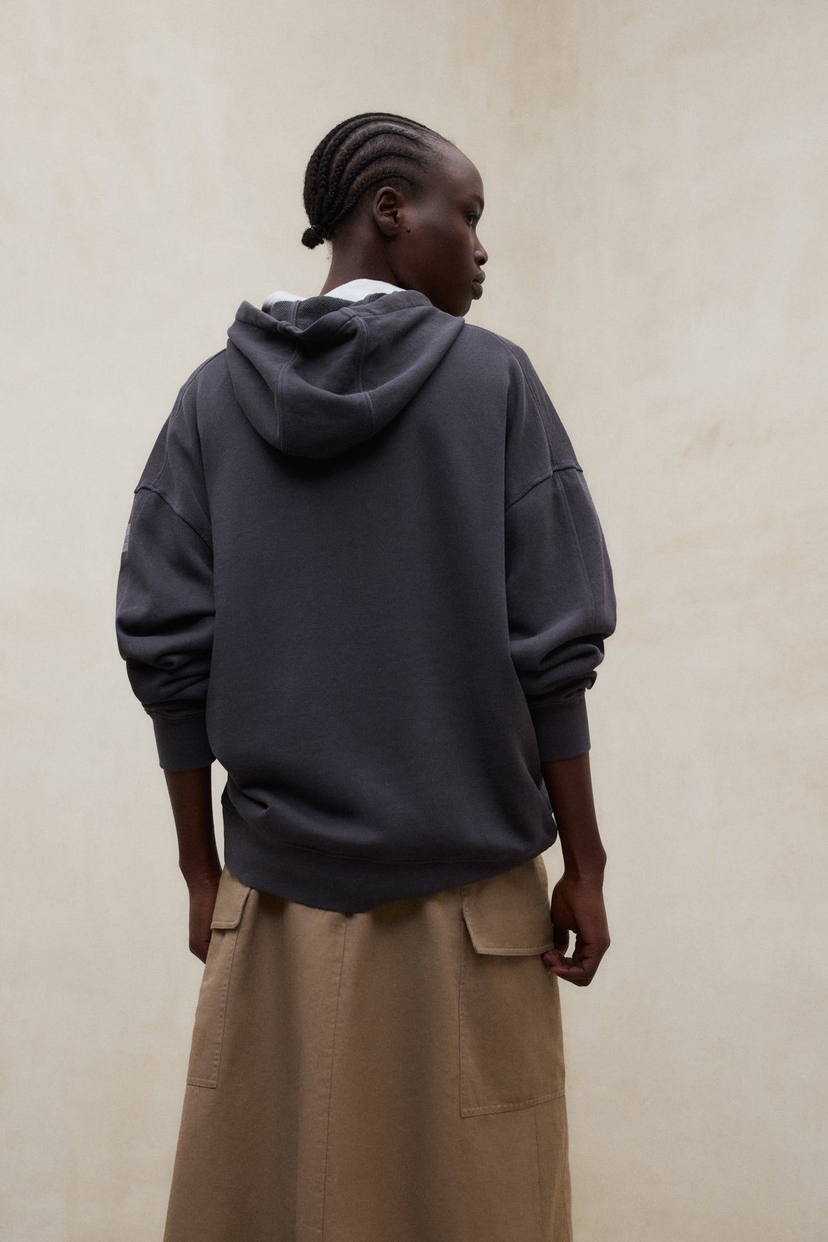 ecoalf-sudadera-bianca-gris-oscuro-de-mujer-algod-n-reciclado-con-capucha image 3