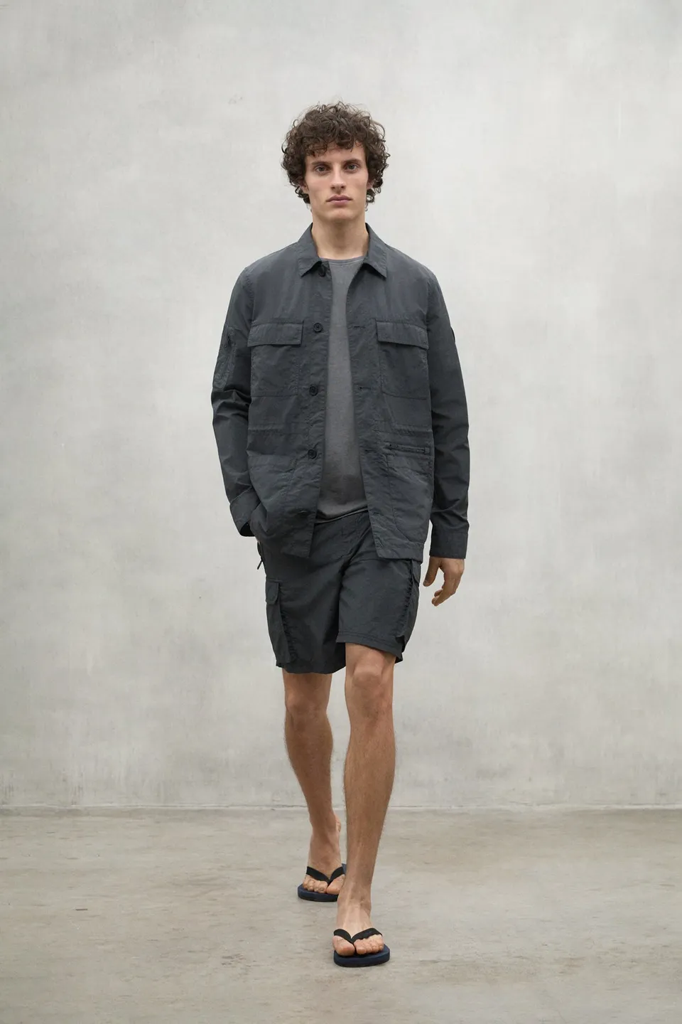 chaqueta-kamet-de-ecoalf-para-hombre-gris-oscuro-poliamida-reciclada-fit-regular image 1