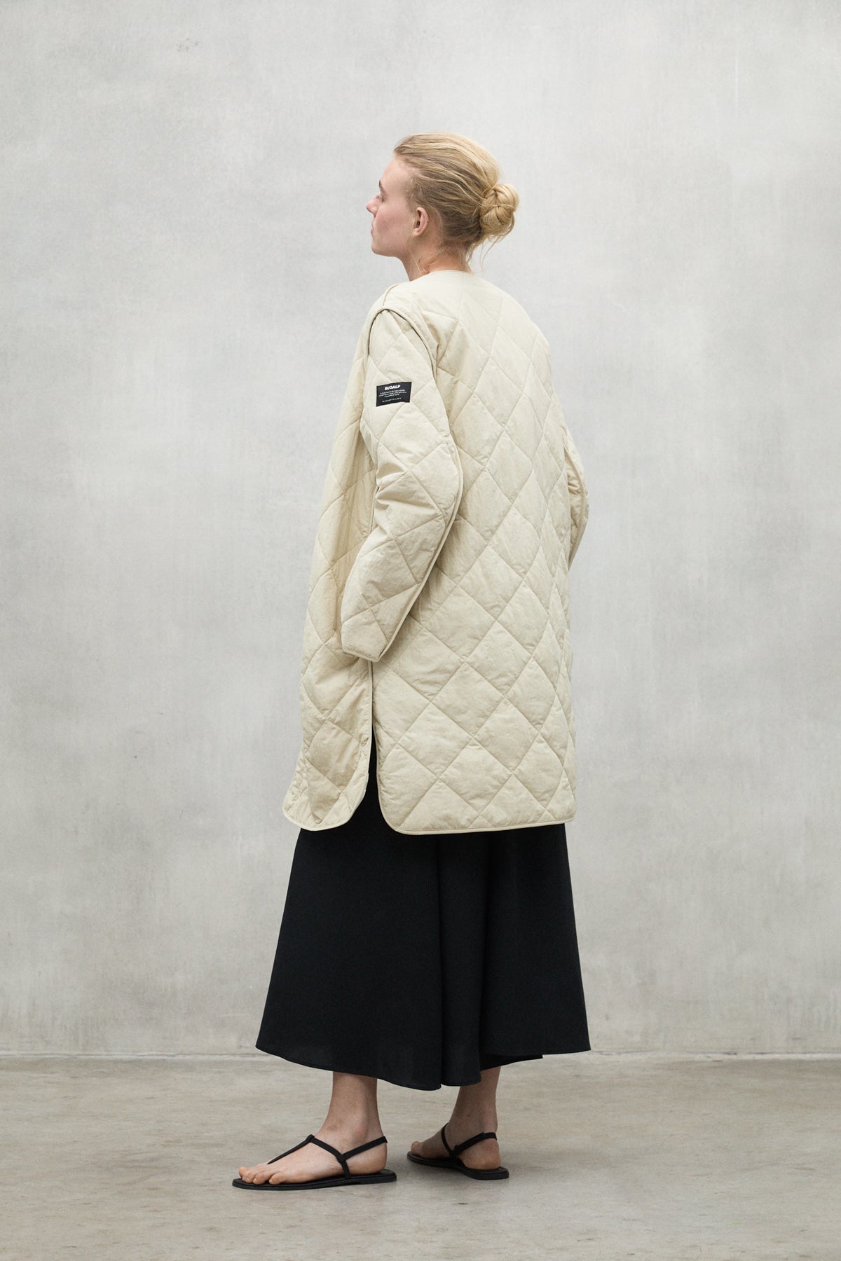 chaqueta-mayen-beige-de-mujer-ecoalf-100-poliamida-reciclada-fit-holgado-y-largo image 3