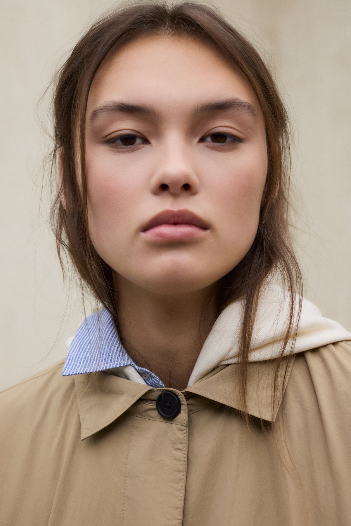 gabardina-packable-verne-beige-de-mujer-ecoalf image 4