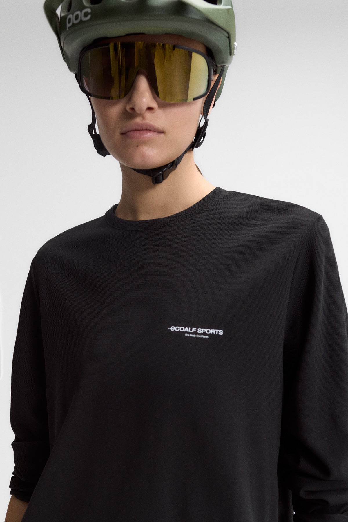 camiseta-ecoalf-val-unisex-negra-de-manga-larga-poliamida-reciclada-transpirable image 5